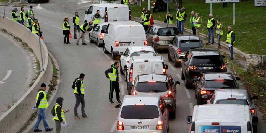Реформы президента Франции «вывели» протестующих на дороги 