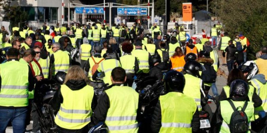 Реформы президента Франции «вывели» протестующих на дороги 