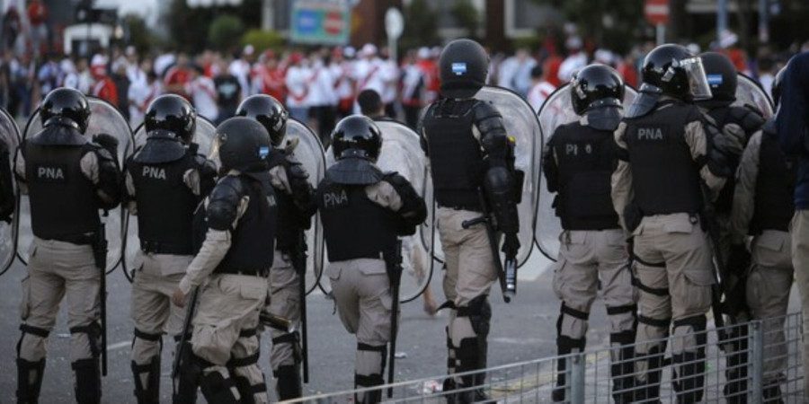 беспорядки возле стадиона Буэнос-Айреса