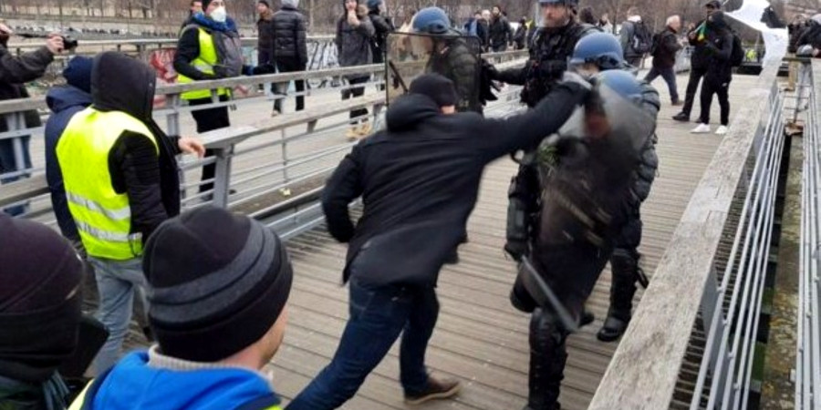 драки во время демонстрация во Франции