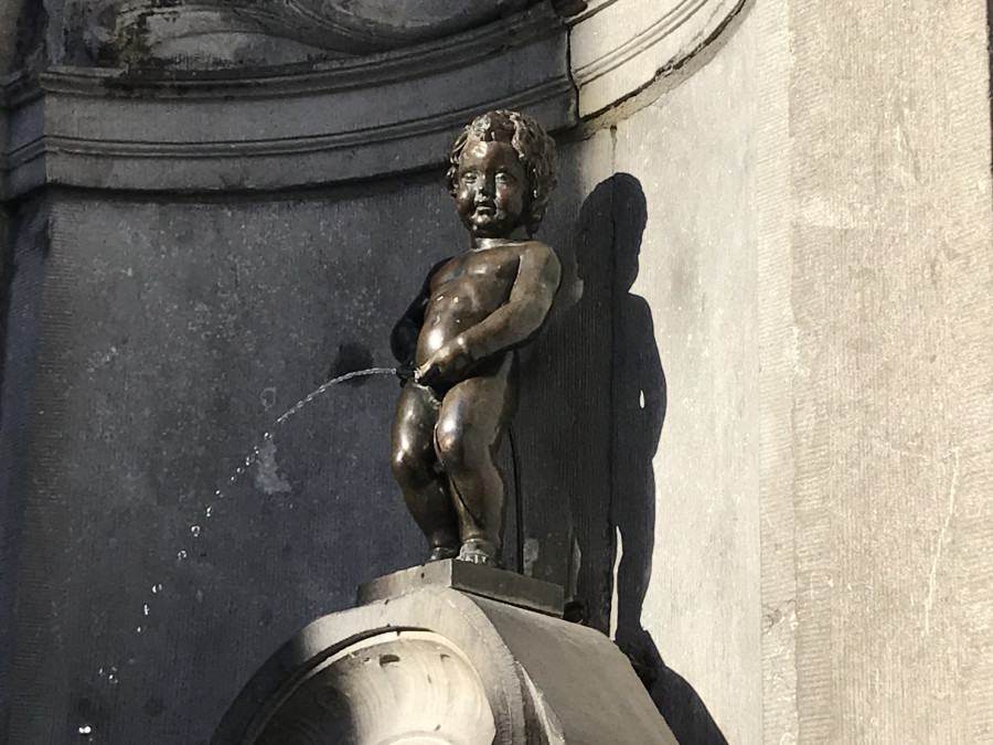 статуя мальчика в брюсселе