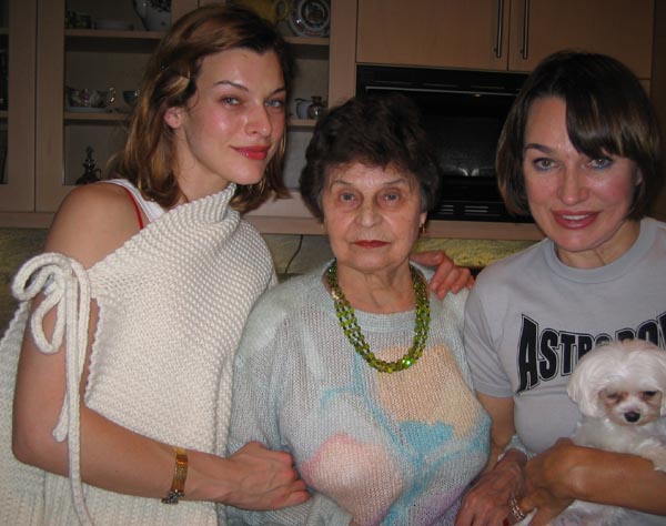 милла йовович и бабушка