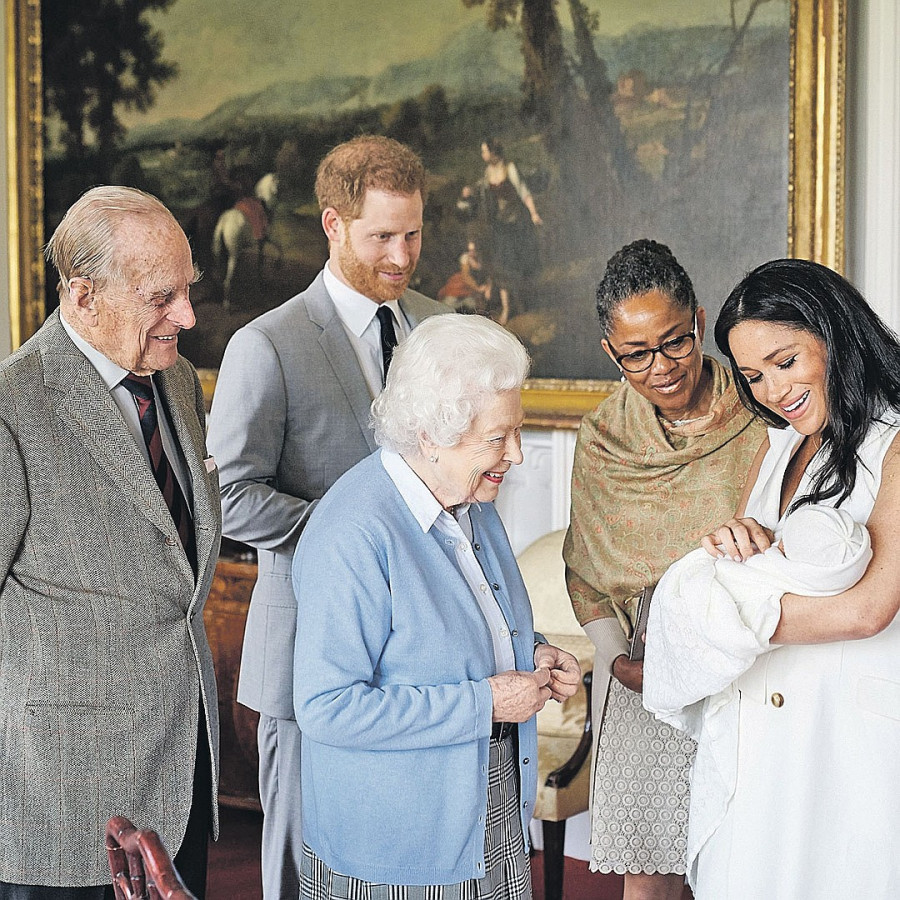 королеве показывают правнука