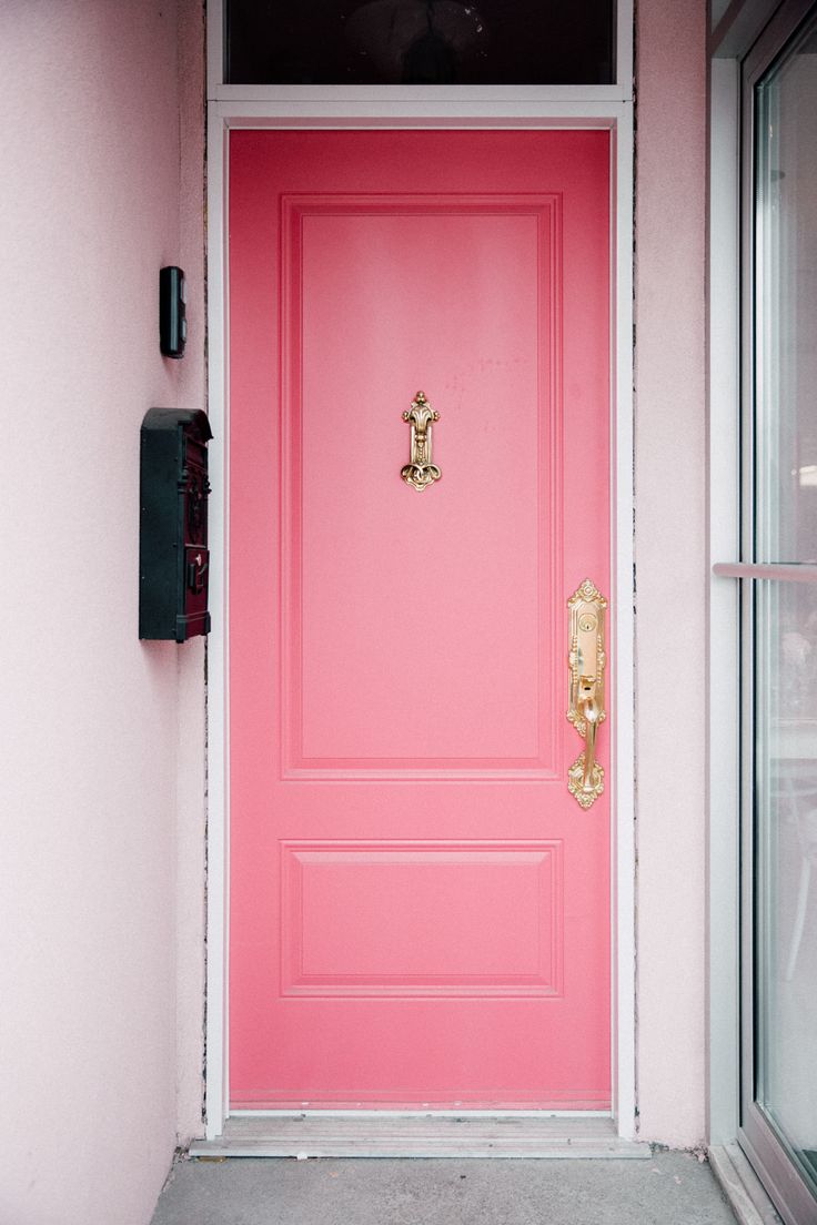 двери межкомнатные розовые