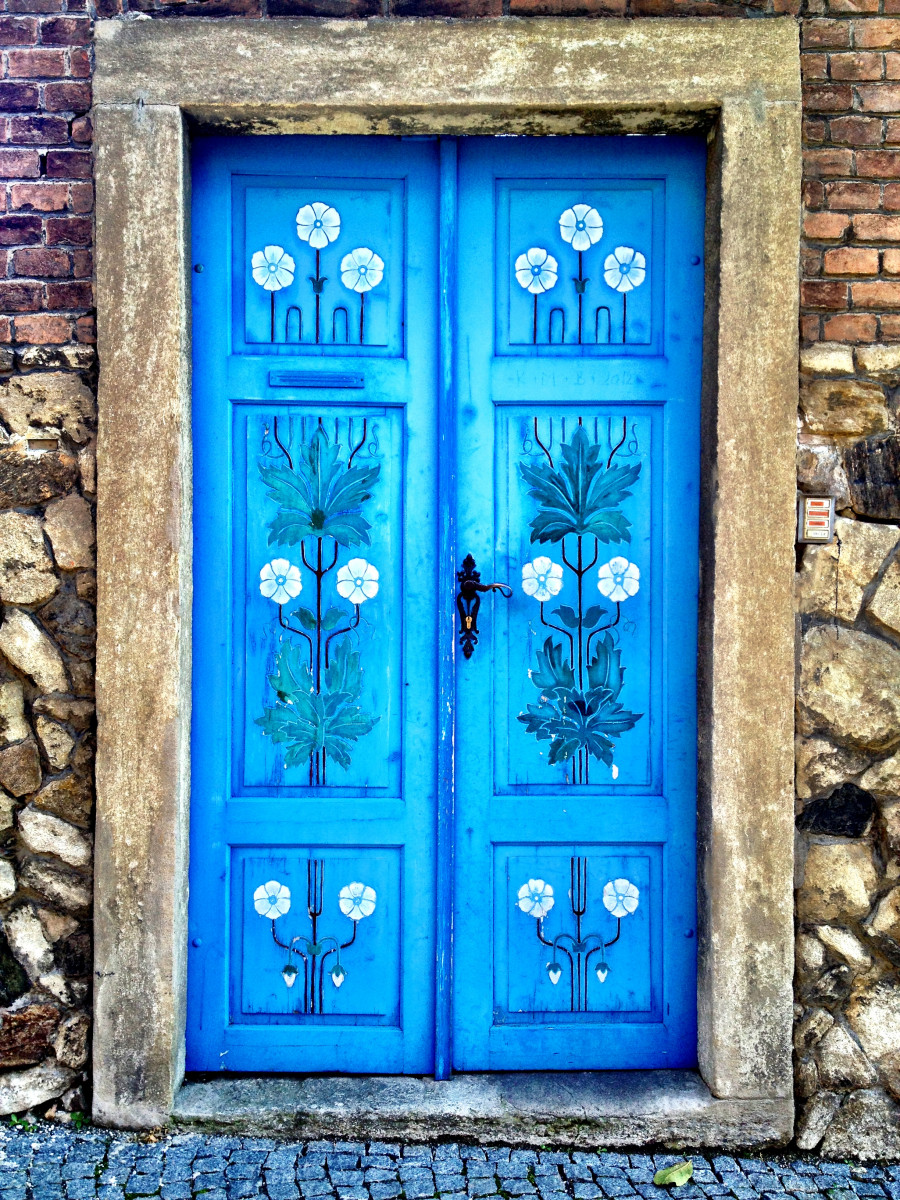 голубая дверь