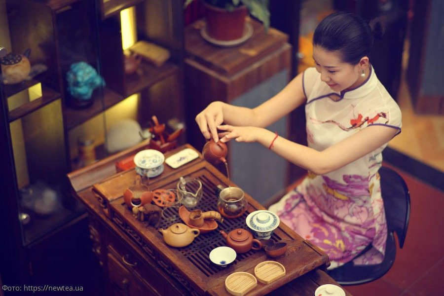 Девушка наливает чай