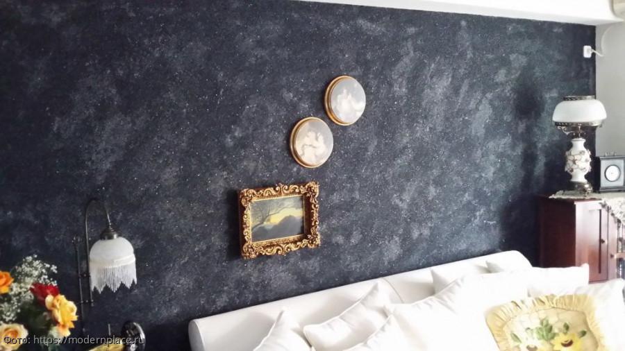 жидкие обои на стене