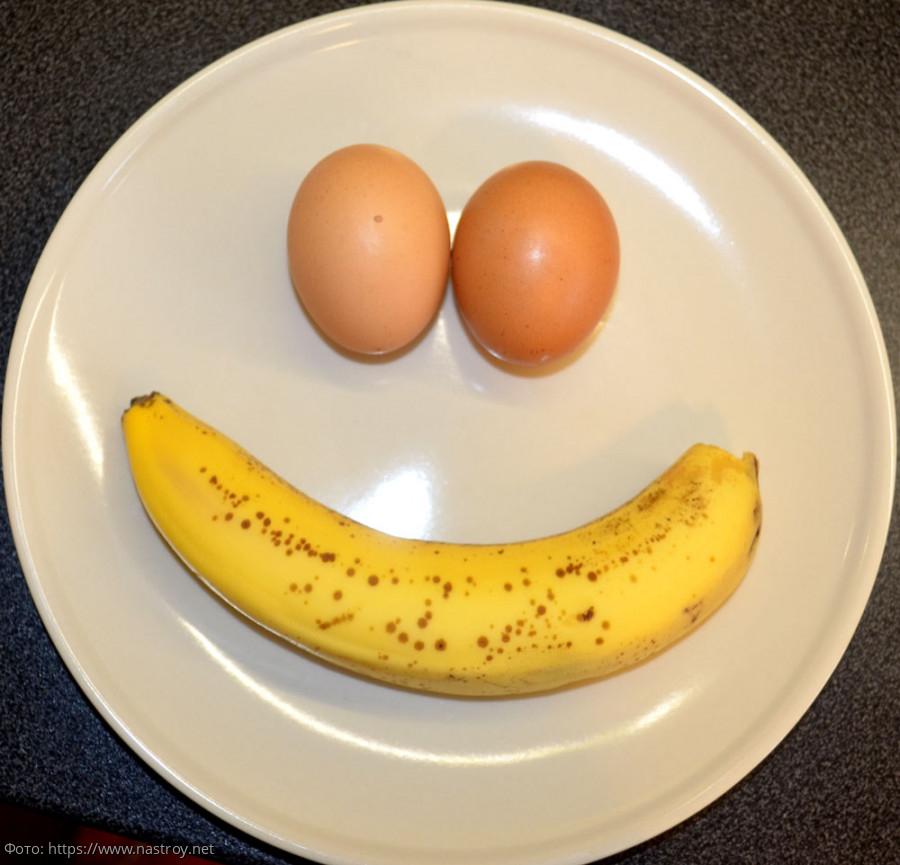 Яйца и банан Еда