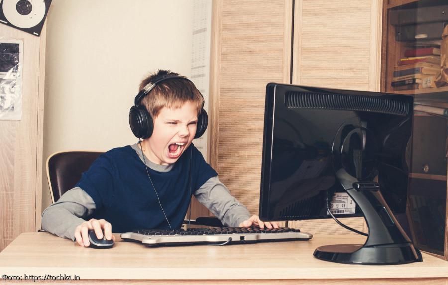 Ребенок играет в компьютер