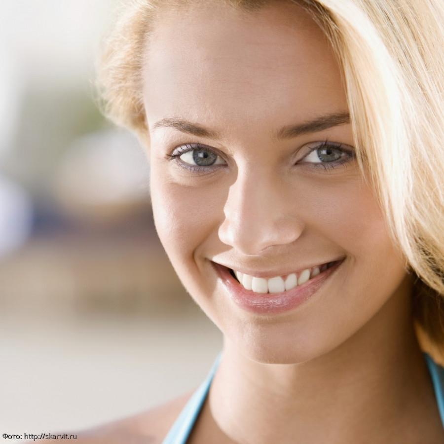 Женщина улыбается Женщина улыбается