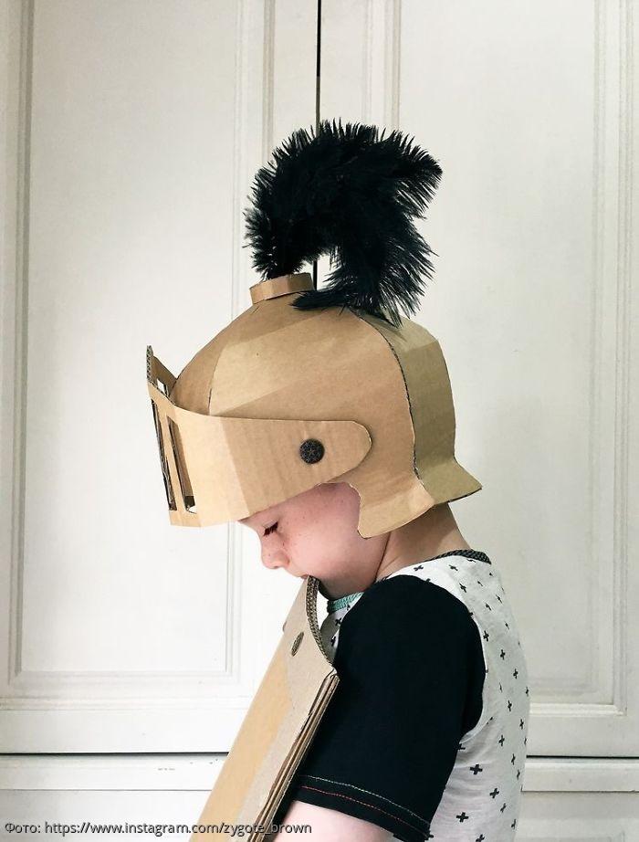 картонный шлем для ребенка