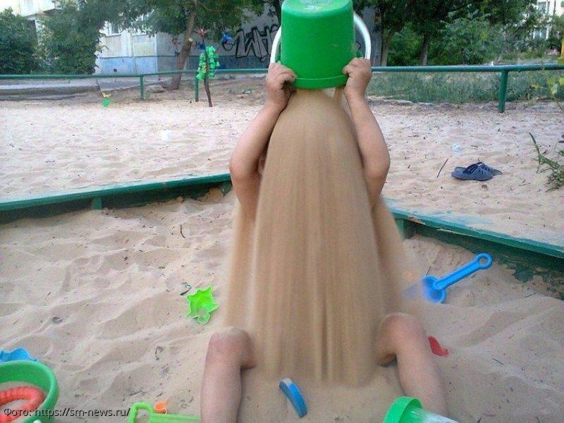 ребенок в песочнице 