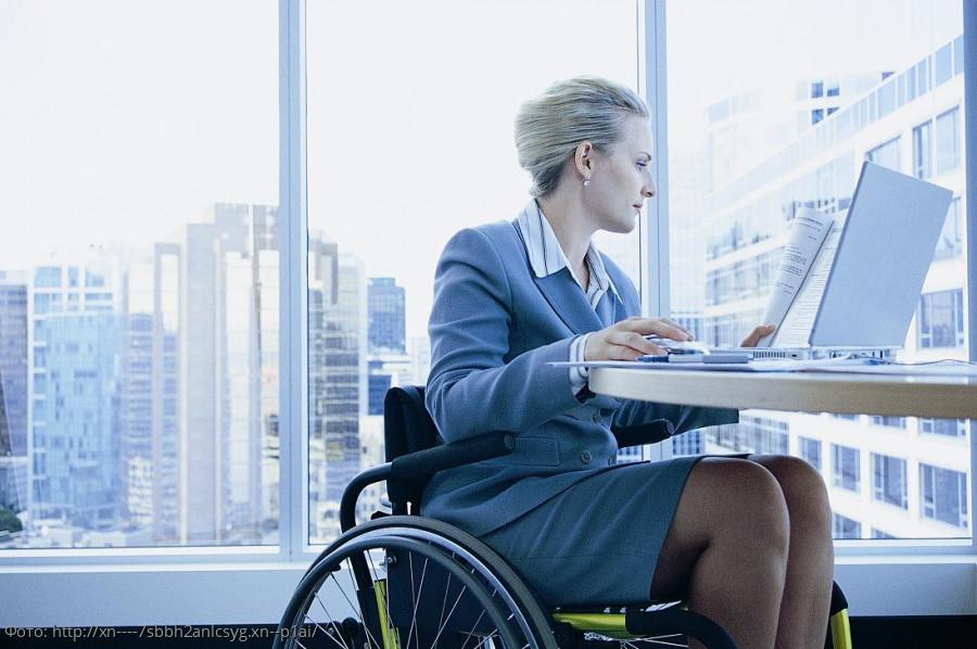 Женщина на инвалидном кресле