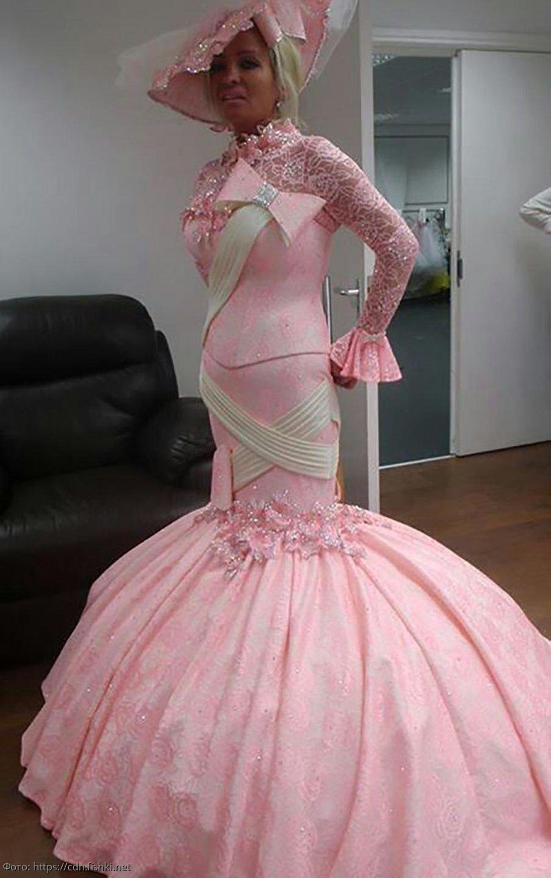 платье розового цвета 