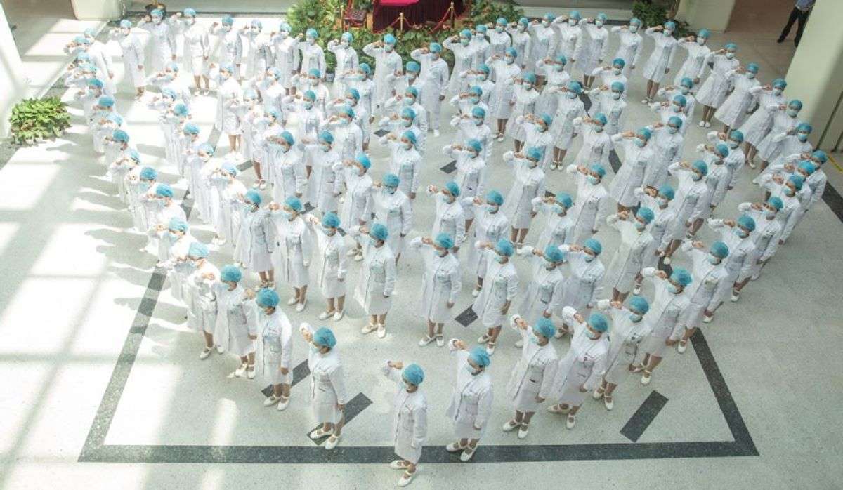 медсестры в Ухани произносят клятву по случаю Международного дня медсестер коронавирус