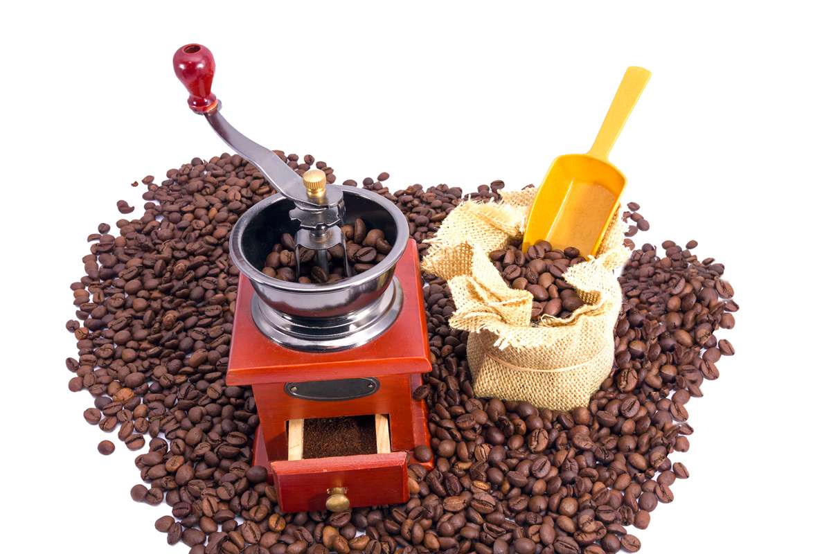 Помол зерна кофе. Ручная кофемолка. Кофейные зерна в кофемолке. Кофемолки ручные, для измельчения кофе. Измельчение кофейных зерен.