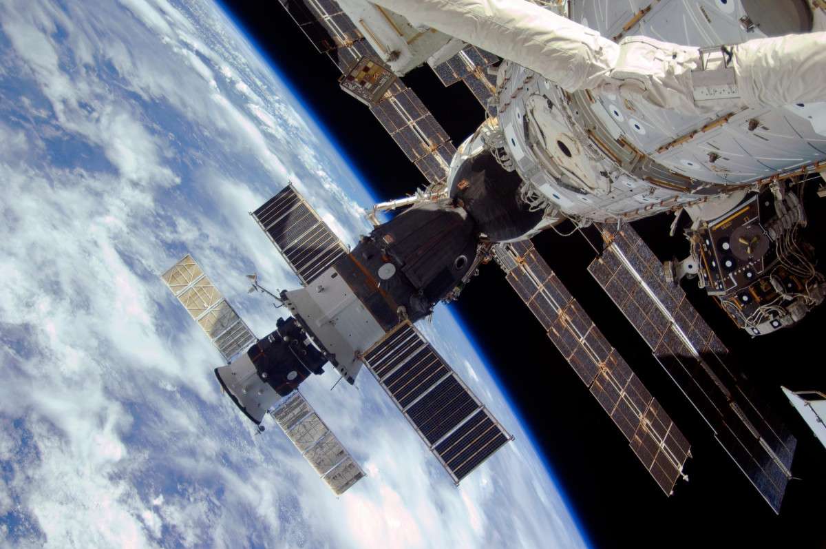 Как называется российская космическая станция. Международная Космическая станция МКС. Космическая орбитальная станция МКС. МКС 2006. Международная Космическая станция ISS.