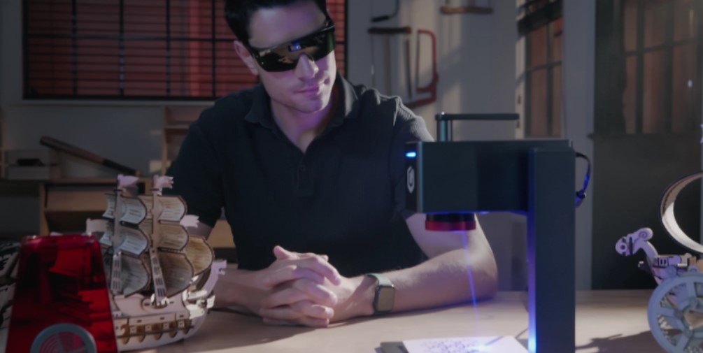 Лазерный гравер Nano Pro мощностью 12 Вт объединяет в себе портативность, производительность и простоту использования