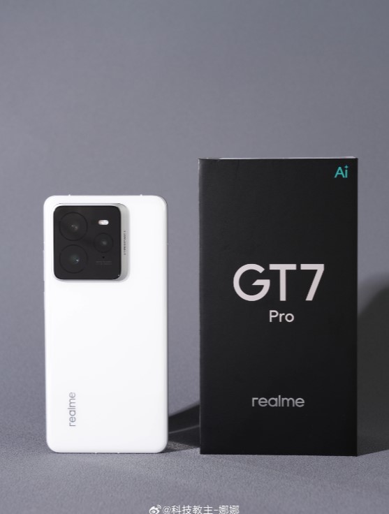 Телефон GT7 Pro от realme в белом цвете