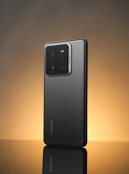 Телефон GT7 Pro от realme в титановом цвете