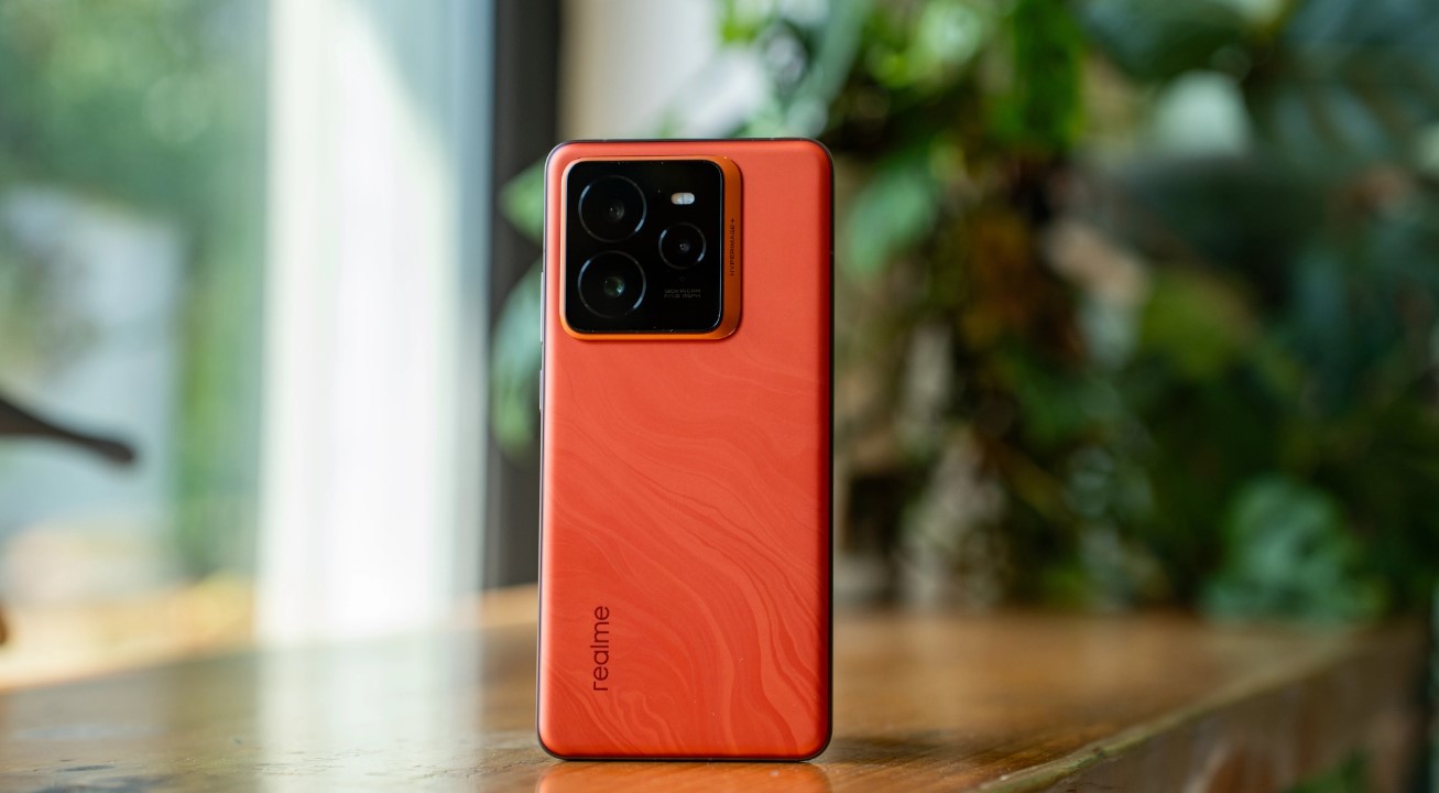 Телефон GT7 Pro от realme в марсианском цвете 