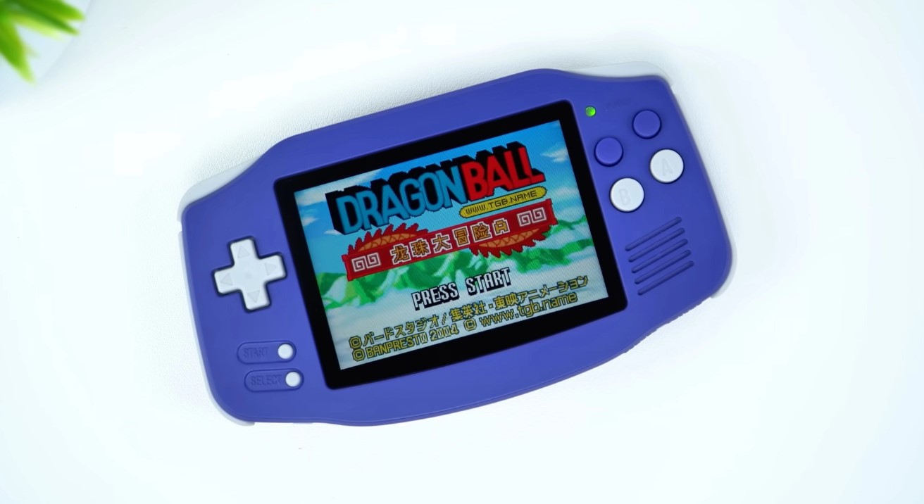 Внешне портативная консоль Anbernic RG34XX напоминает легендарный Game Boy Advance, но только с современным подходом