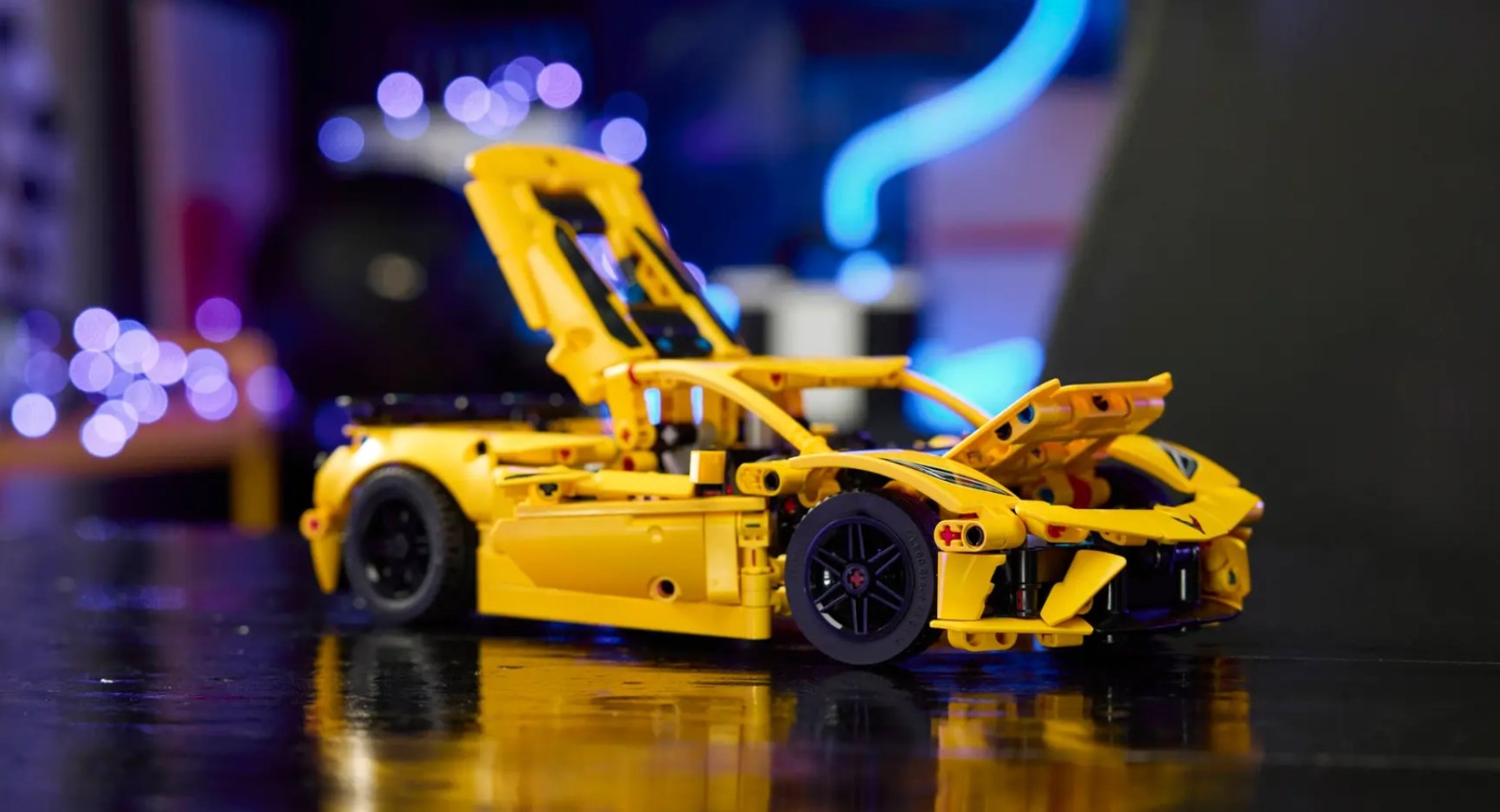 Набор LEGO Technic Chevrolet Corvette Stingray — не просто конструктор, а настоящий вызов для тех, кто хочет понять, как устроены машины