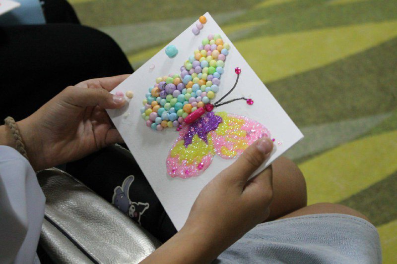 Но и сами дети не остались в долгу: организаторам в Кисловодске они вручили картины и аппликации, сделанные своими руками.