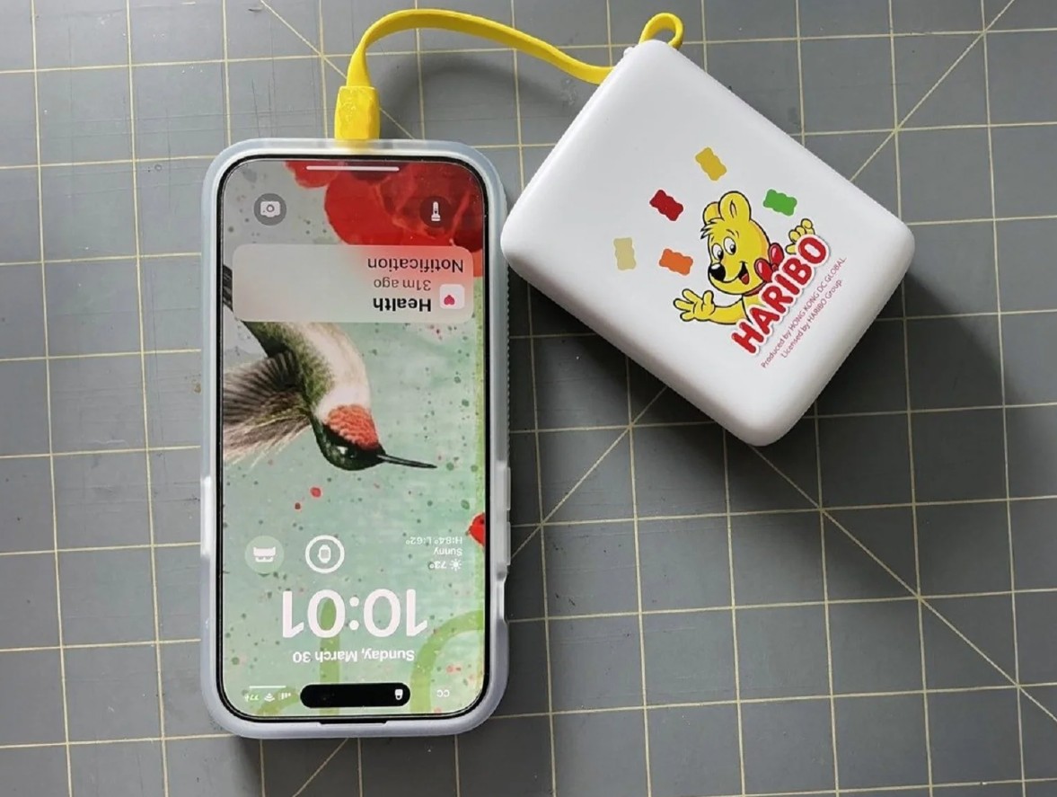 Пауэрбанк Haribo сразу привлёк внимание не только фанатов мармеладок, но и туристов.